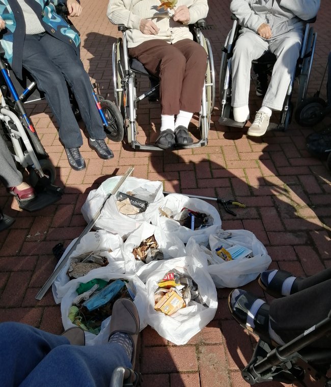 Mitarbeitende und Bewohner*innen sammelten gemeinsam rund um das Pflegeheim Müll. Es kam einiges zusammen.