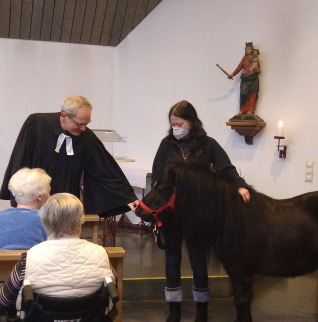 Pony Max besucht die hauseigene Kapelle, in der Pfarrer Christian Casdorff gerade den evangelischen Gottesdienst hält.