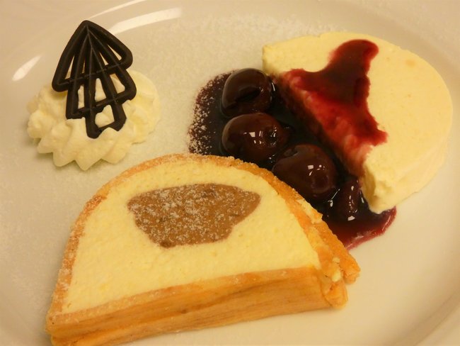 Die süße Nachspeise beim Candlelight-Dinner im St. Antonius: Vanille- und Schokoladencreme im Baumkuchenmantel und Marzipan-Parfaits an Rotweinkirschen.