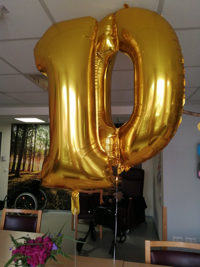Auf das 10-jährige Jubiläum wird in der Tagespflege unter anderem mit einer riesigen Luftballon-Zehn aufmerksam gemacht.