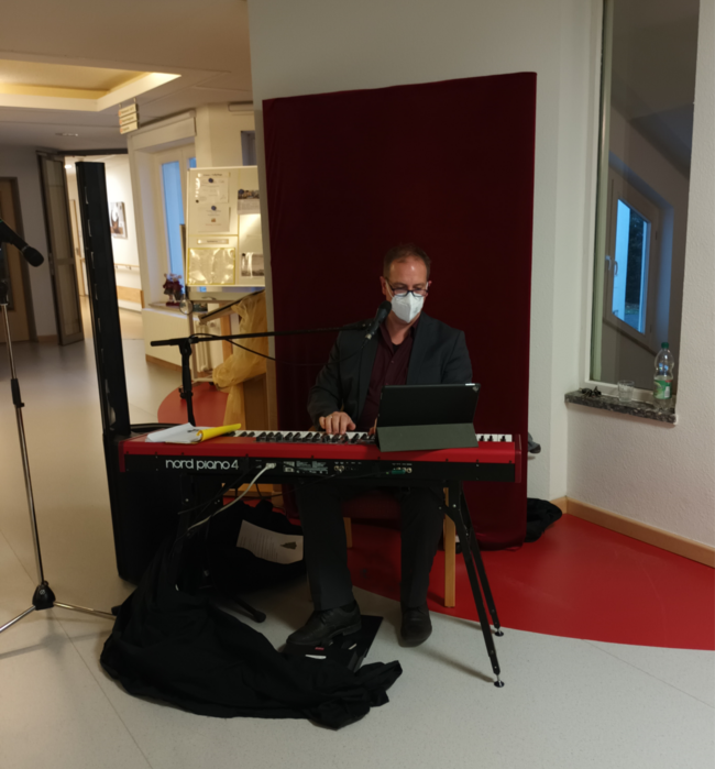 Sänger und Pianist Sebastian Schmitt-Rosenblatt mit seinem E-Piano.