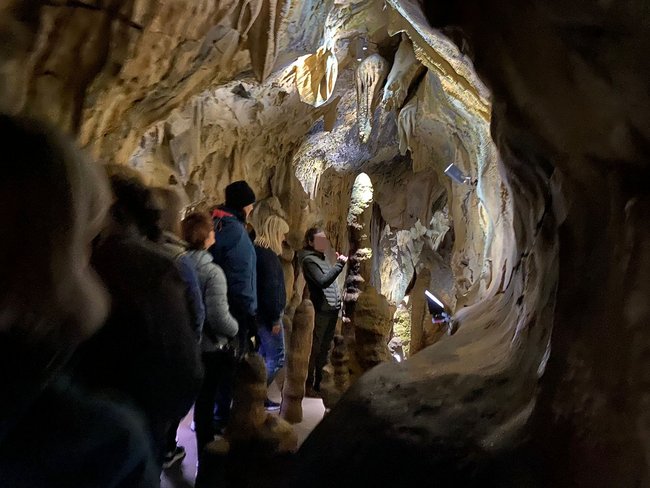 Die Mitarbeitenden erhalten eine Führung durch die Tropsteinhöhle.