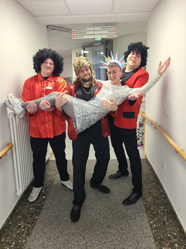 Die Coverband "die Floppers" trägt die Eiskönigin auf Händen. 