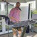 Musiker Thomas Röcher steht im Garten am Keyboard.