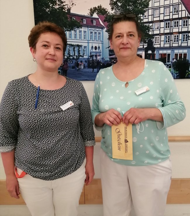 Karin Cicou (rechts) freut sich über die Glückwünsche von Wohnbereichsleiterin Marina Minusin.