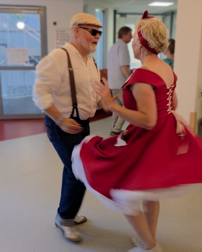 Rockabilly Tanzgruppe tanzt in der Cafeteria.