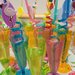 Bunte Cocktailgläser mit Motiv-Strohhalmen