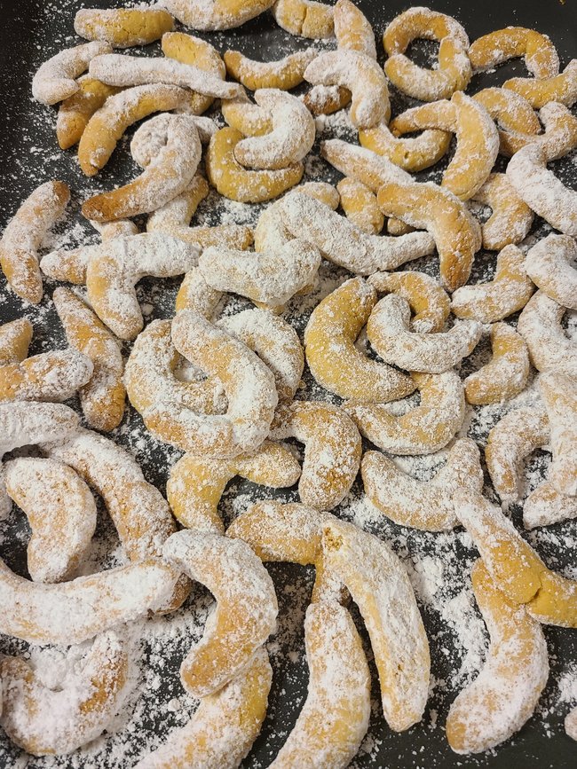Fertig gebackene Vanillekipferl auf Backblech.