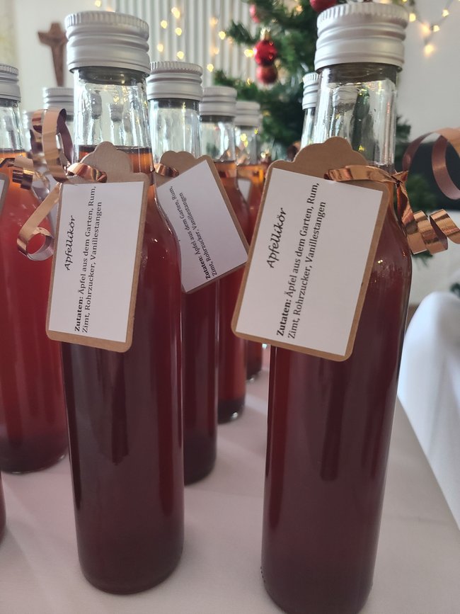 Selbst hergestellter Apfellikör aus den Äpfeln aus dem Sinnesgarten.