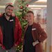 Lars Venne (Sozialer Dienst) und Birte Wind (Leitung Sozialer Dienst) stehen vor dem Weihnachtsbaum und freuen sich über die gelungene Weihnachtsfeier.