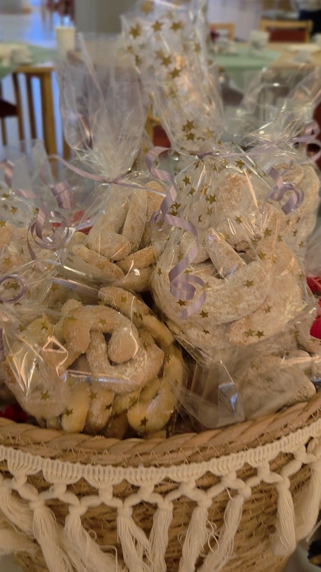 Selbstgebackene Vanillekipferl in Tüten.