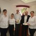 Das Küchenteam, Einrichtungs- und Pflegedienstleitung sowie Leitung Sozialer Dienst präsentieren das Menü auf Tellern.