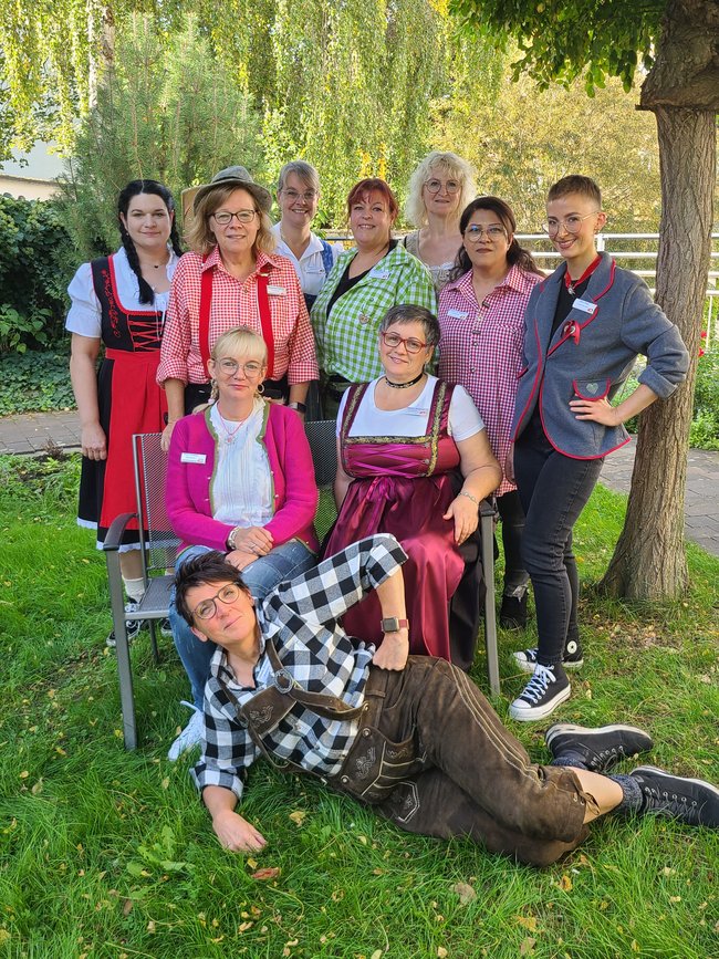 Die Mitarbeiterinnen des Sozialen Dienstes präsentieren ihre bayrischen Outfits.