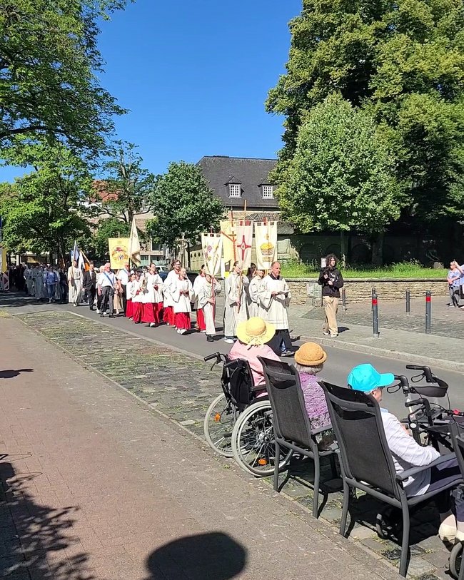Die Prozession auf dem Weg zur Station an der Nikolaikapelle