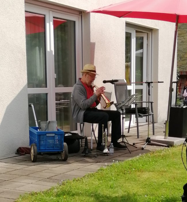 Klaus Schmedtmann spielt im Garten sein Kornett.