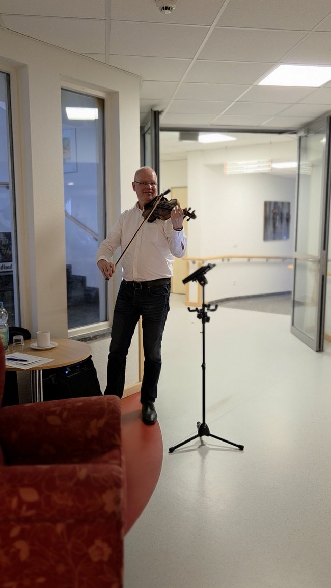 Geigenspieler André Petras spielt auf seiner Geige.