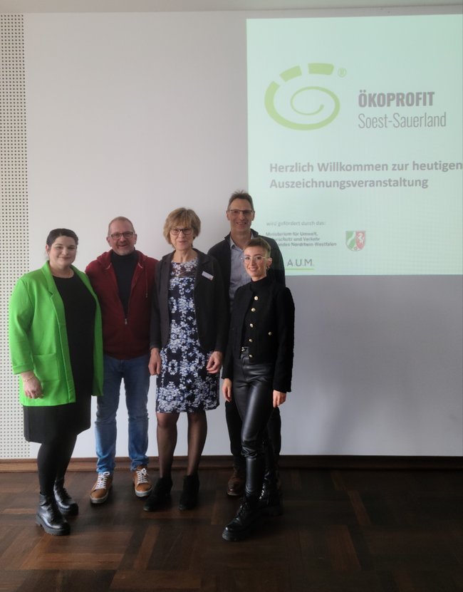 Das "Umweltteam" um Einrichtungsleiterin Doris Lüdemann (3. v. li.) freut sich über die Auszeichnung.