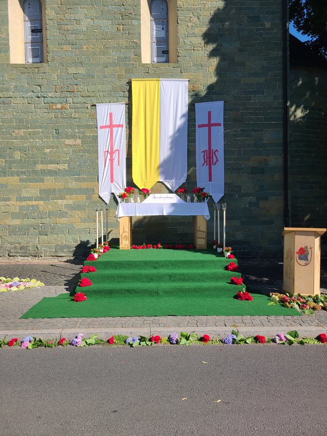 Der geschmückte Altar für die Fronleichnamsprozession an der Nikolaikapelle.