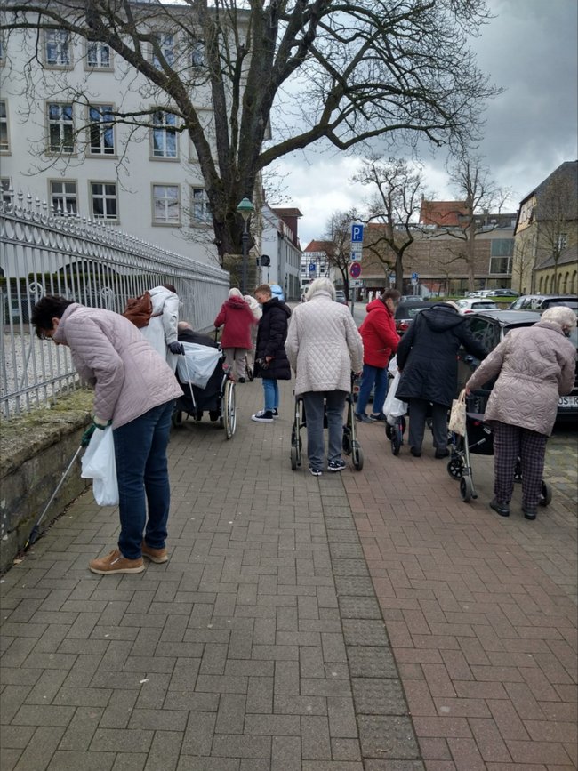 Senior*innen und Mitarbeiterinnen des Sozialen Dienstes sammeln Müll für den Umweltschutz rund um das Seniorencentrum St. Antonius in Soest.
