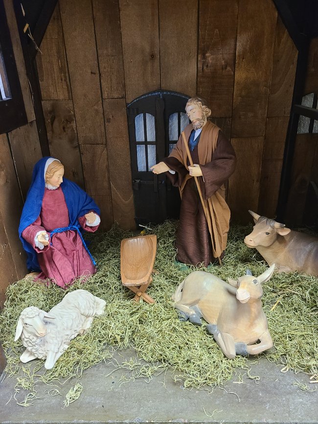 Die Krippe mit Maria, Josef, Ochse, Esel und Schaf.