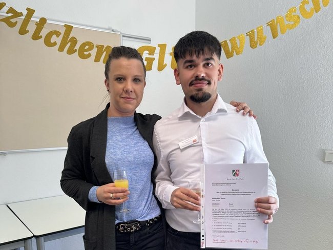 Wohnbereichsleiterin Jana Voigt gratuliert Steven Mohamedu zur bestanden Ausbildung!