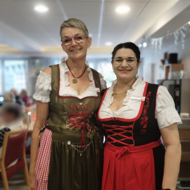 Elke Ruckebier und Petra Andrießen aus dem sozialen Dienst lächeln in die Kamera.
