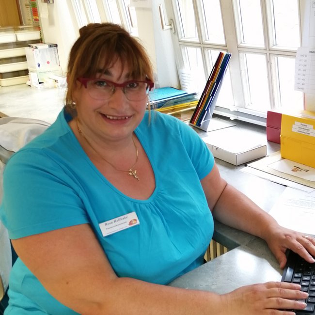 Rosa Hellhake sitzt am Computer, freut sich über die Gratulation zum Dienstjubiläum im Seniorencentrum St. Antonius