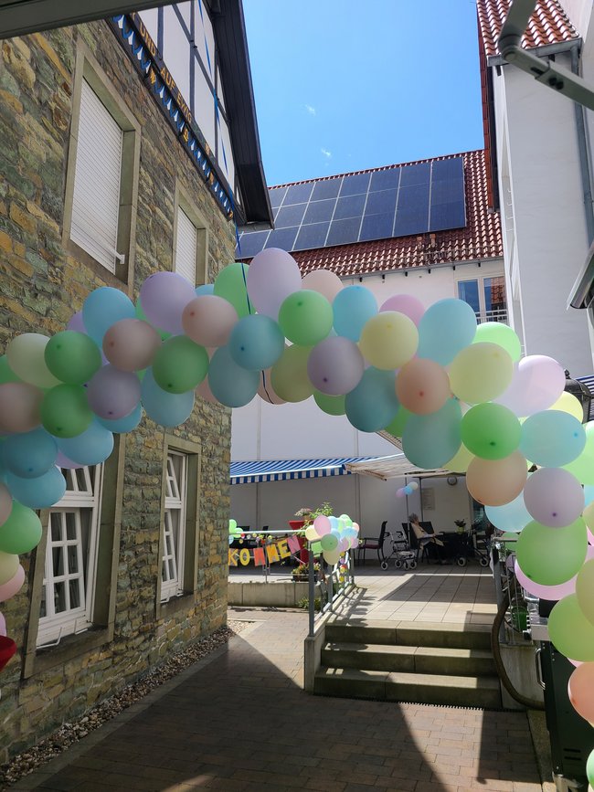 Ein bunter Ballonbogen lud als Eingang zur Sommerkirmes ein.