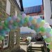 Ein bunter Ballonbogen lud als Eingang zur Sommerkirmes ein.