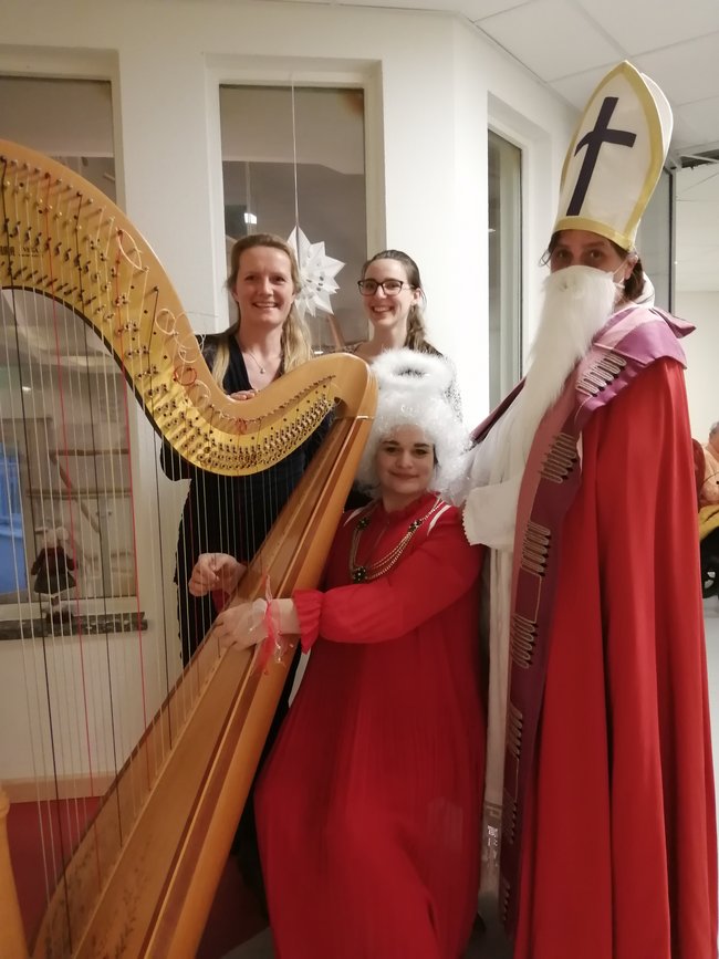 Wendy Daelman an der Harfe (hinten links) und Sängerin Laura Rehr (hinten rechts) mit dem Nikolaus und dem Engel.