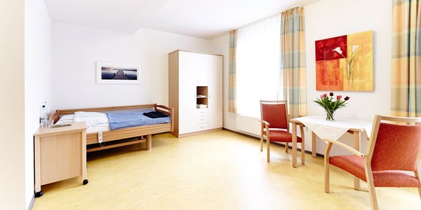 Helle und freundliche Bewohnerzimmer.