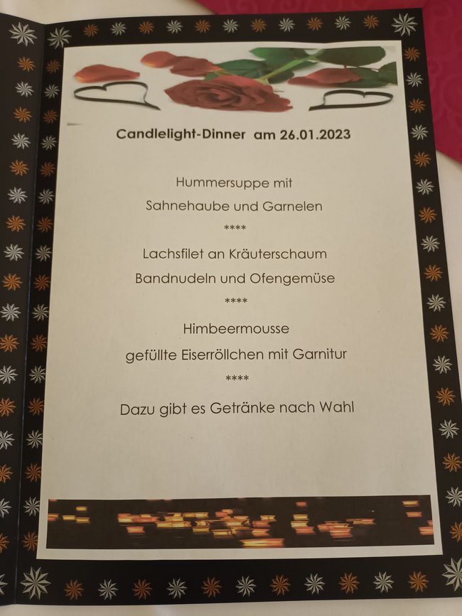 Das 3-Gänge-Menü bestehend aus Hummersuppe mit Sahnehaube und Garnelen als Vorspeise, Lachsfilet an Kräuterschaum mit Bandnudeln und Ofengemüse und zum Nachtisch Himbeermousse, gefüllte Eiserröllchen mit Garnitur ließ keine Wünsche offen.