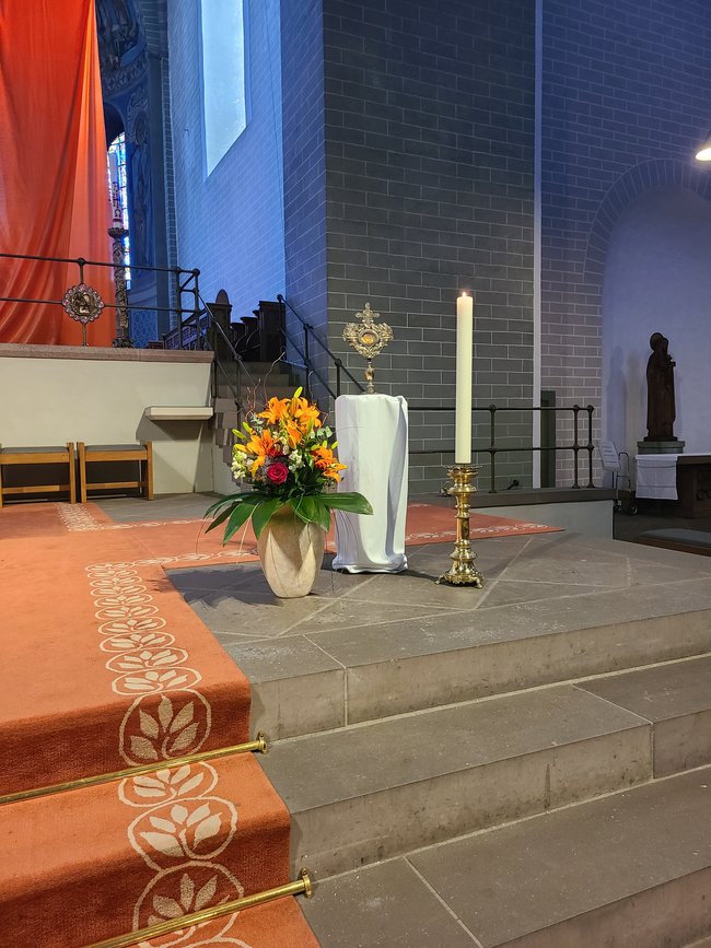 Im Altarraum steht die Antonius-Reliquie und ein üppiger bunter Blumenstrauß.