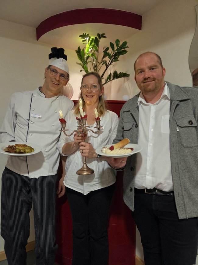 Koch Dirk Hanemann (links), Pflegedienstleitung Mareike Schröer und Einrichtungsleitung Daniel Romberg präsentieren die Nachspeise.