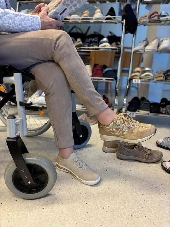 Eine Dame hat zwei verschiedene Schuhe zur Auswahl an.