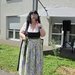 Sängerin Heidi Hedtmann steht und singt im Garten.
