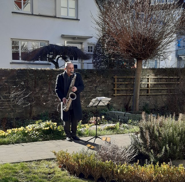 Saxophonspieler Patrick Porsch im Garten des Seniorencentrums St. Antonius