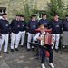 Der Shanty Chor singt im Garten.