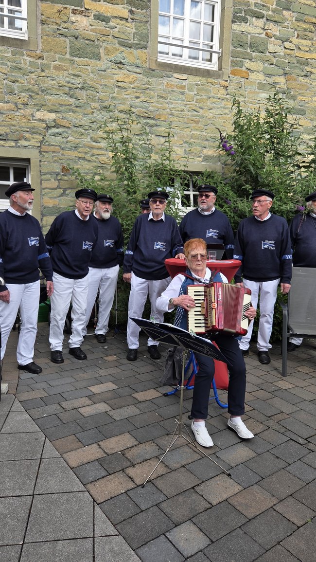 Der Shanty Chor singt im Garten.