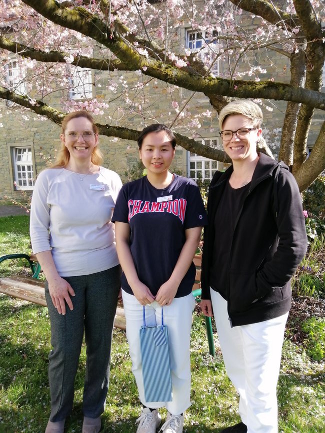 Kim Tran (Mitte) freut sich mit den Praxisanleiterinnen Gina Hoffmann (rechts) und Mareike Schröer über die erfolgreich bestandene Prüfung.
