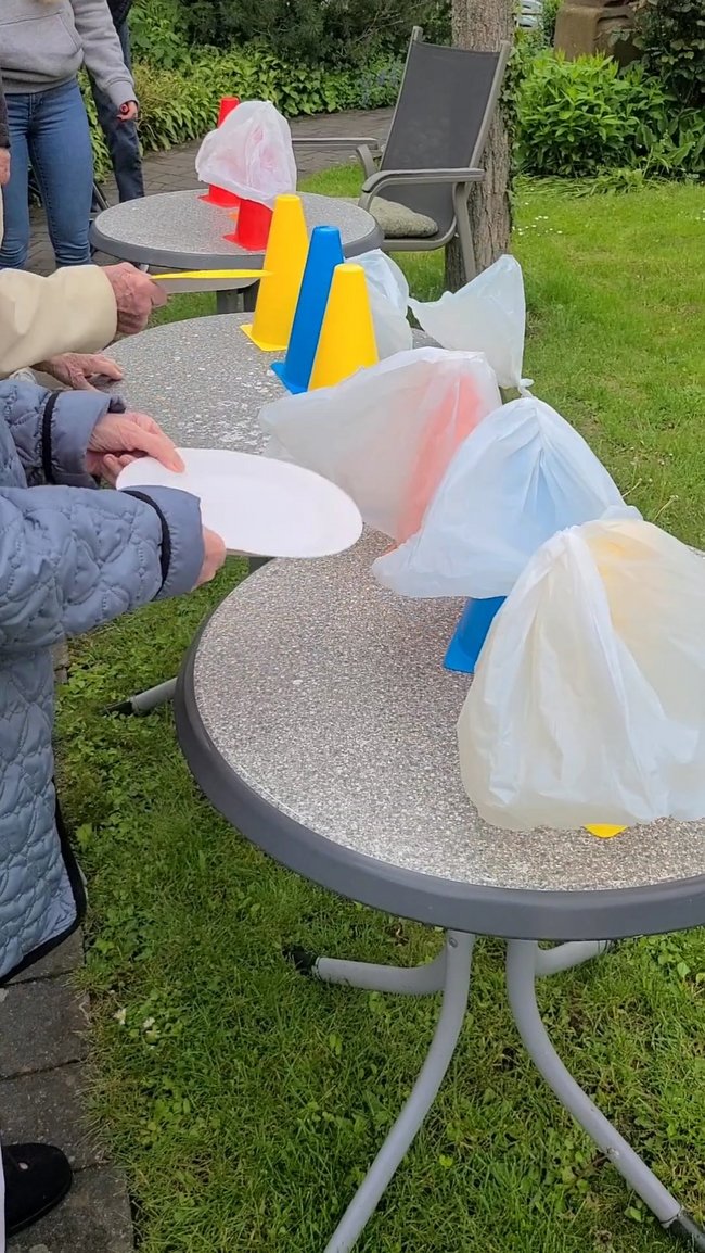 Mit Pappbechern wurden Mülltüten von Pylonen gefächert.