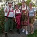 Das Oktoberfest wurde mit bayrischer Tracht gefeiert. Musiker Gunther Gerke und die Mitarbeiterinnen des Sozialen Dienstes präsentieren die Outfits.