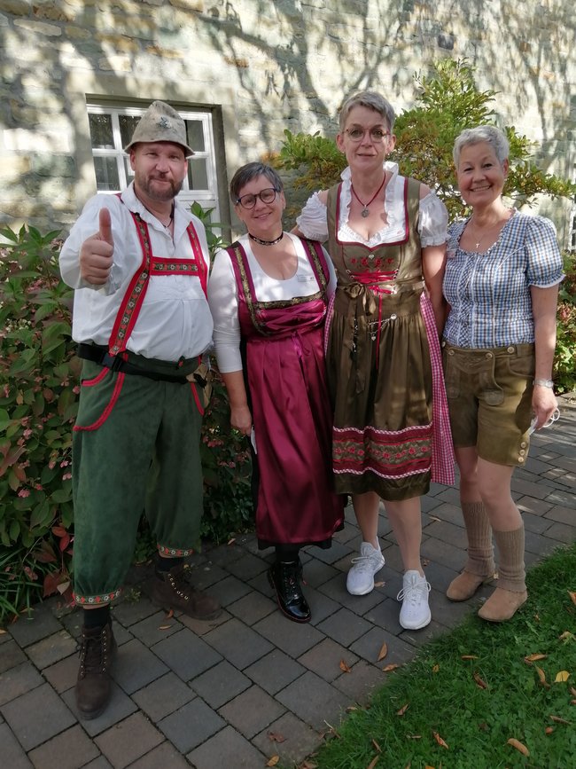 Das Oktoberfest wurde mit bayrischer Tracht gefeiert. Musiker Gunther Gerke und die Mitarbeiterinnen des Sozialen Dienstes präsentieren die Outfits.