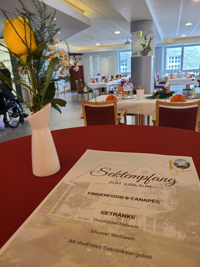 Blick in die festlich geschmückte Cafeteria.