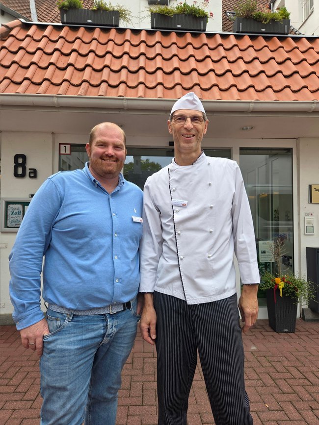 Einrichtungsleiter Daniel Romberg gratuliert Dirk Hanemann zum 20-jährigen Dienstjubiläum.