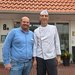 Einrichtungsleiter Daniel Romberg gratuliert Dirk Hanemann zum 20-jährigen Dienstjubiläum.