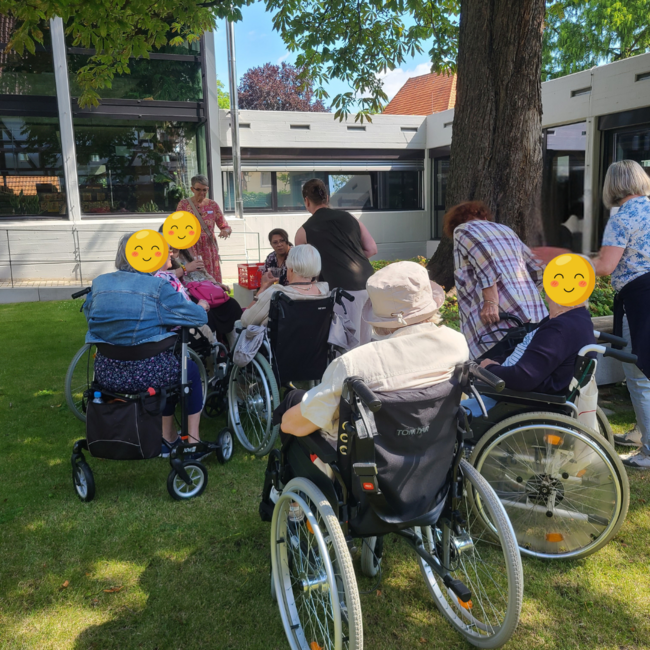 Die Senioren versammeln sich im grünen Innenhof.