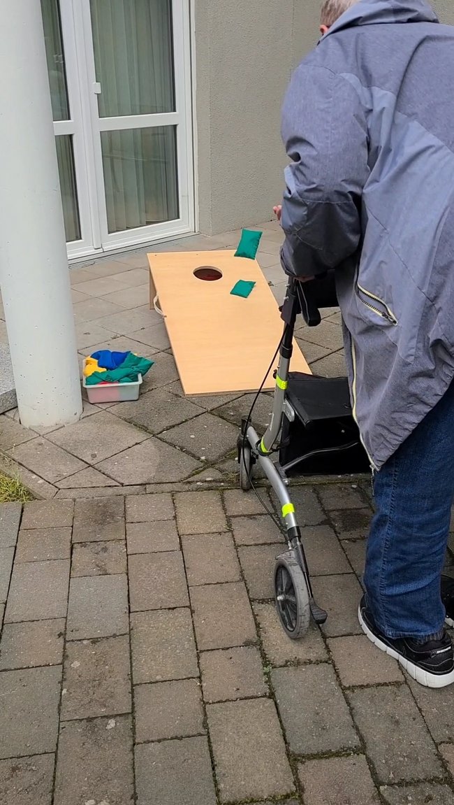 Geschicklichkeit war gefordert beim Säckchen werfen. Diese mussten über ein Holzbrett in einem vorgefertigen Loch landen