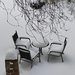 Sitzgruppe mit Schnee bedeckt im Garten.