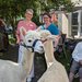 Zwei Alpakas besuchten mit Besitzerin Julianne Weber das Seniorencentrum St. Antonius im Garten. Elke Ruckebier, Mitarbeiterin im sozialen Dienst, begleitete den Besuch.